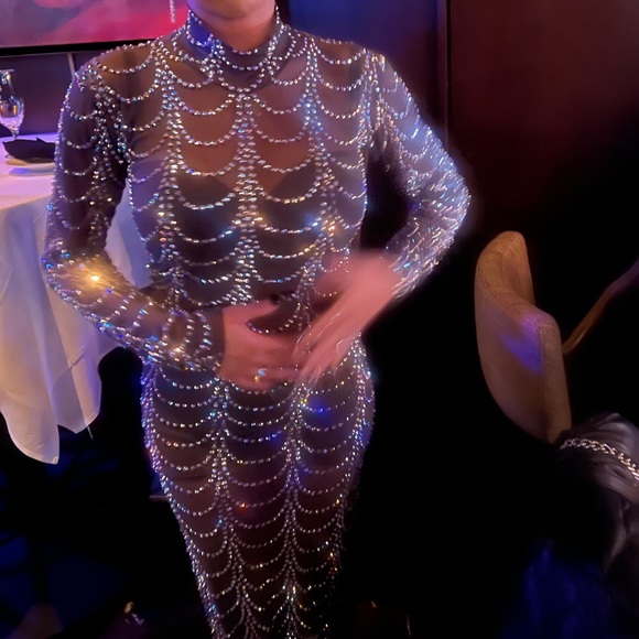 Elegant Black Dress - Picture 2 of 8